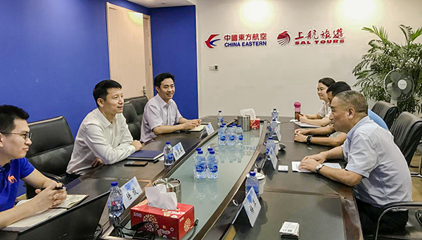 7月9日，集團(tuán)公司董事長李漢東、副總經(jīng)理龔勇一行前往上航假期國際旅行社總部，拜訪上航假期總經(jīng)理靳黎軍，雙方就下一步開展更加深入的合作進(jìn)行了洽談。市場營銷部、經(jīng)營管理部相關(guān)負(fù)責(zé)人陪同參加。.png