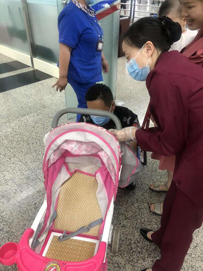 圖片1.png“真情服務(wù)”是讓旅客更加安心、放心、舒心的出行。行查室作為部門進(jìn)港服務(wù)的最后一個環(huán)節(jié)，在日常工作中也很注重服務(wù)細(xì)節(jié)。6月10日，行查室工作人員幫助旅客打開嬰兒車，為她排憂解難。.png