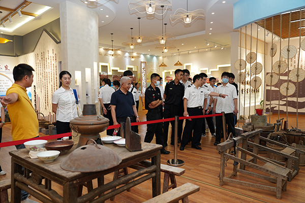 “助力鄉(xiāng)村振興，踐行艱苦奮斗” 將新員工黨性教育活動搬到對口幫扶村.jpg